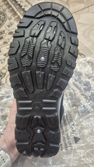 Продам легкие, удобные,  утеплённые кроссовки 43 размера