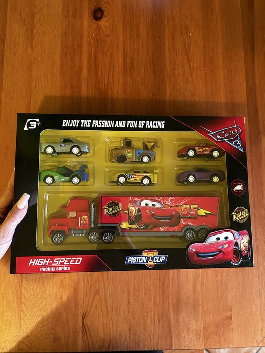 Masinute de jucarie Cars NOI set 7 masini (6 mici + Camion)