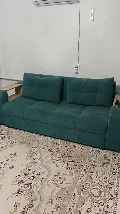 Продам диван в среднем состоянии