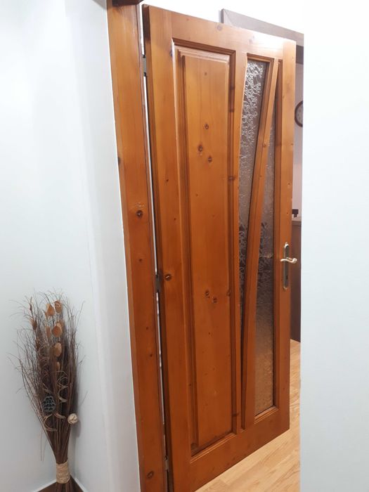 Vand patru usi de interior din lemn masiv