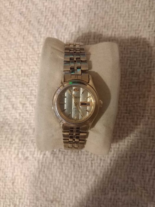 Куфар с 40 механични часовника.