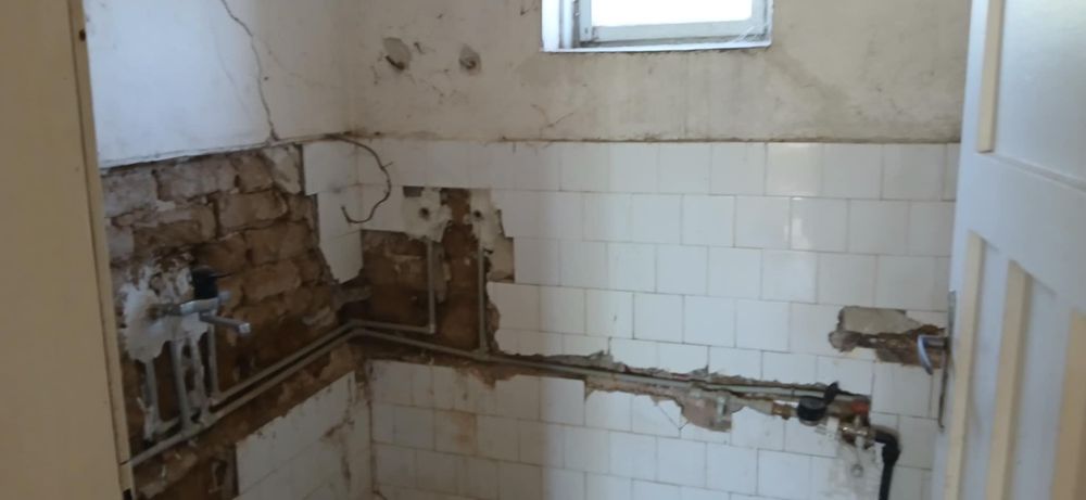 Къща с двор, гараж и лятна кухня