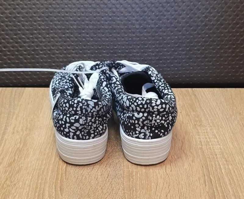 Tenesi cu talpa groasa, Moa