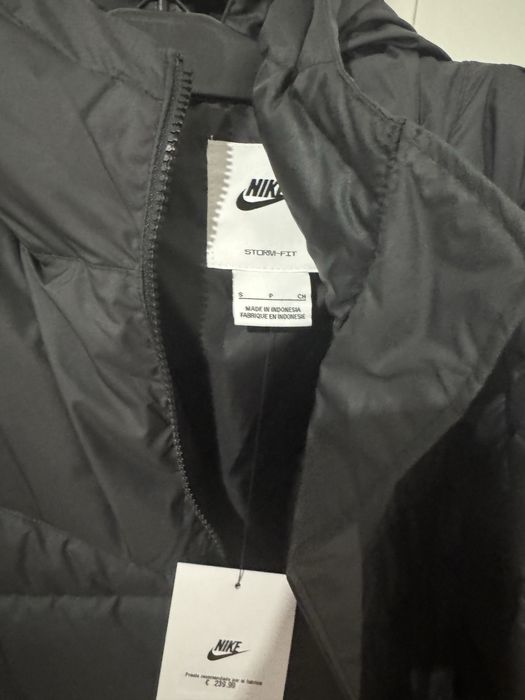 Чисто ново яке Nike