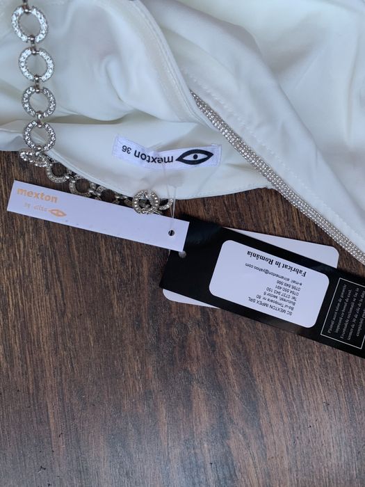 Rochie alba superba pe un umar