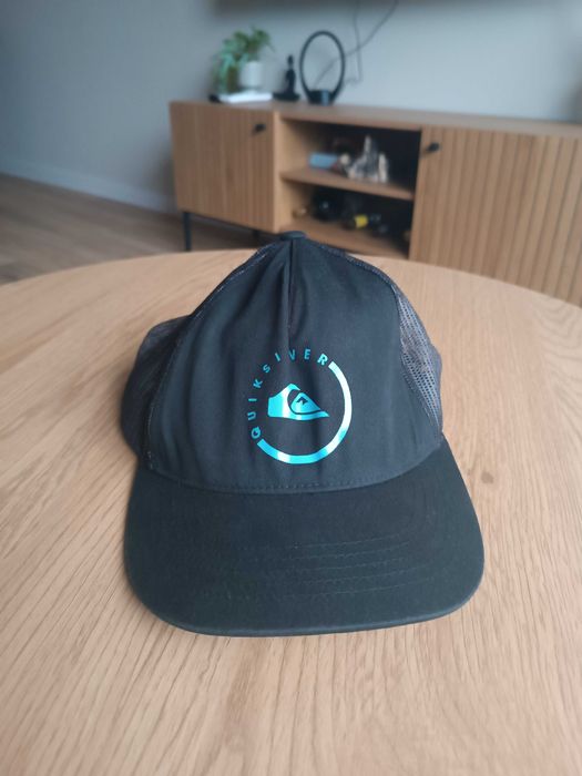 Шапки Adidas и Quiksilver