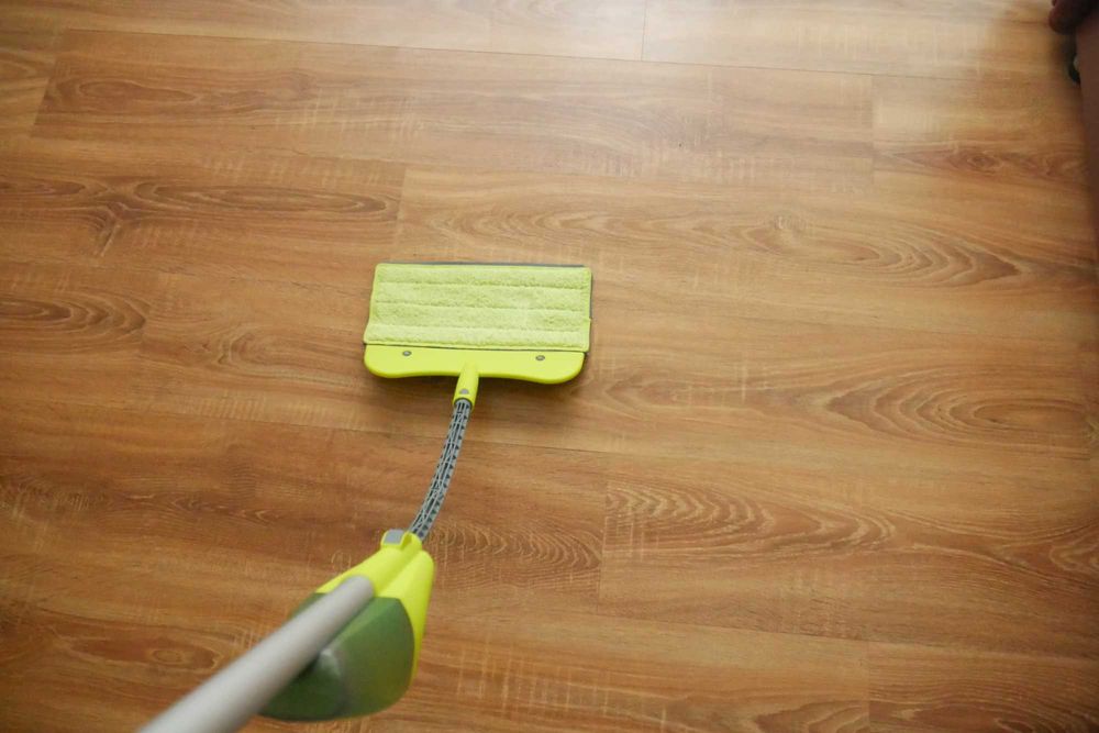 Mop plat cu pulverizator Rovus, microfibra, maner extensibil, 59 x 9 cm