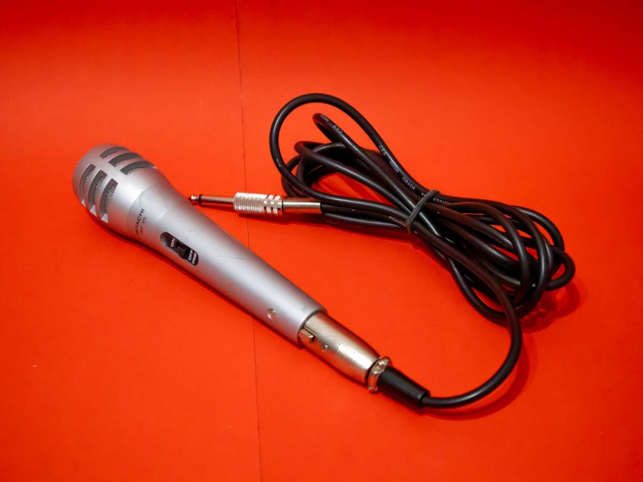 HITACHI HMP 505 Динамичен микрофон с XLR връзка за караоке, вокали и аудио запис