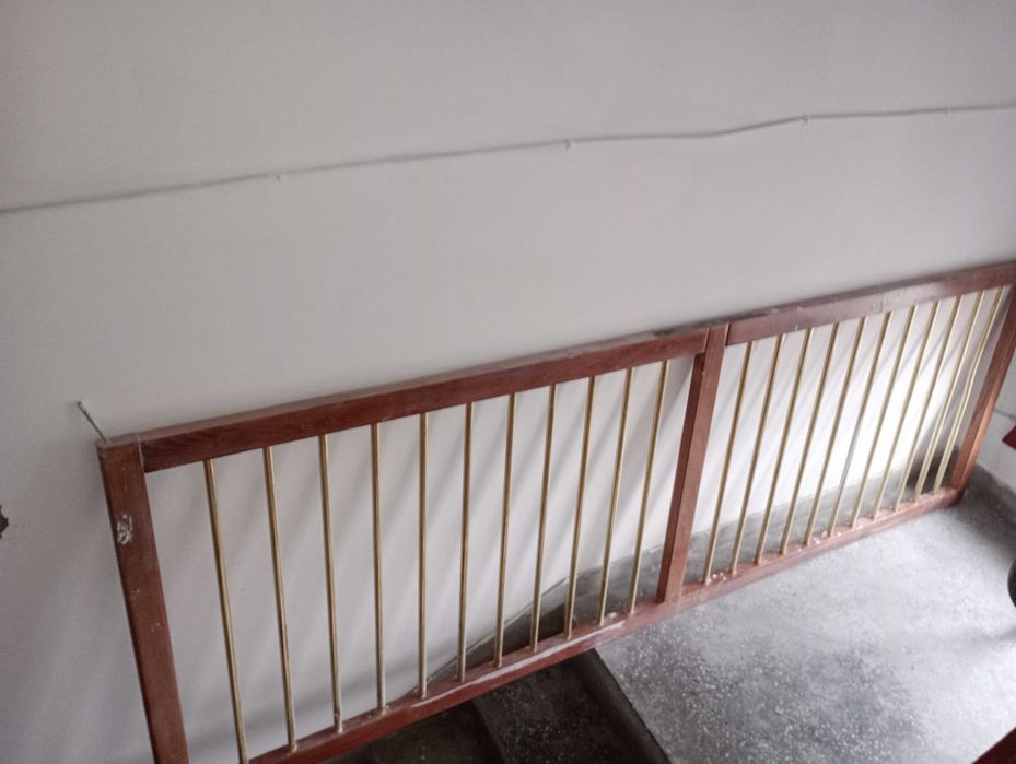 изгодно парапет / масивна дървена рамка  и поцинковани метални тръби