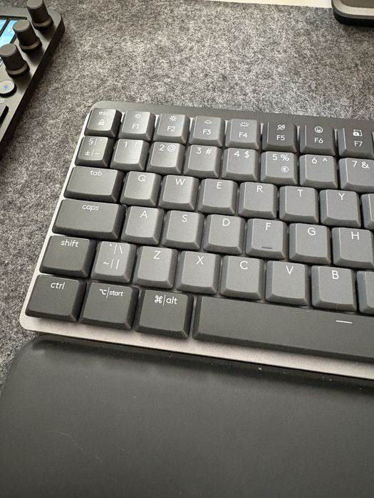 Клавиатура Logitech MX Mechanical с Tactile Switch-ове