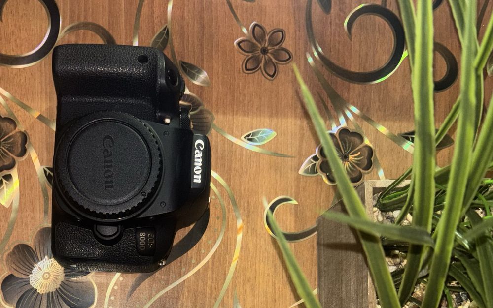 Canon EOS 800D – КАТО НОВ (4000 кадъра) + Обектив + Чанта + SD карта SanDisk Ultra A1 256GB