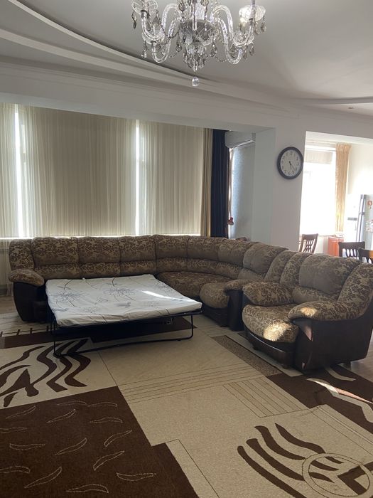 Угловой диван и кресло. БУ.