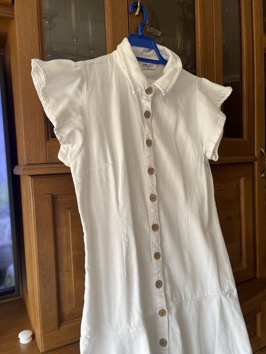 Бяла дънкова рокля