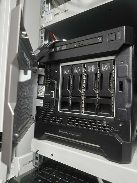 HP MicroServer Gen8 + дискове + допълнителен CPU