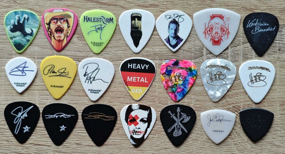 автентични перца на различни банди (guitar pick)