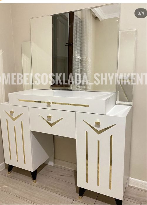 Комод вместе с тумбочкой