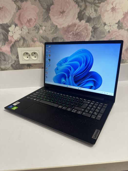 Lenovo V15 i5-1135G7 2.4GHz 8gb/512ssd Geforce MX350