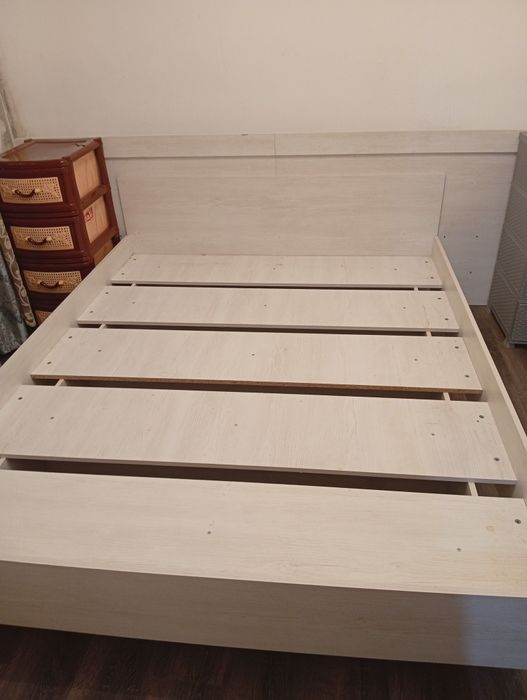 Продам кровать, дверь, аристон