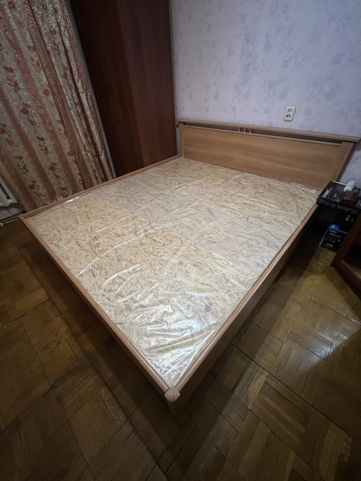 Продаю двуспальную кровать