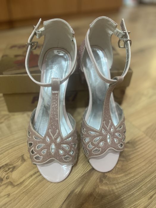 Елегантни обувки с токче