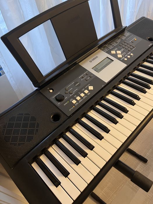 Pianină/Claviatură Yamaha – stare impecabilă, ca nouă + suport inclus