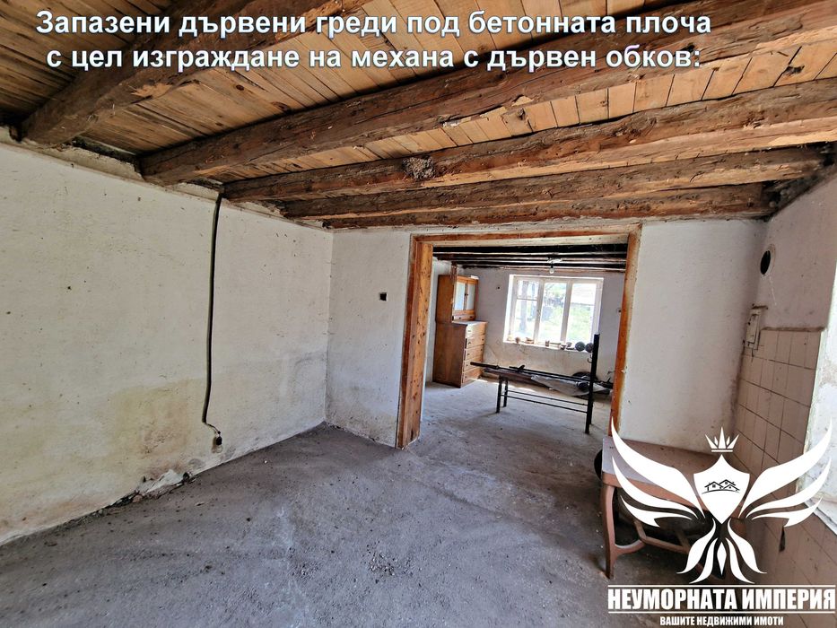 Двуетажна къща 160РЗП с голям двор 1250кв. двор в село Избеглии