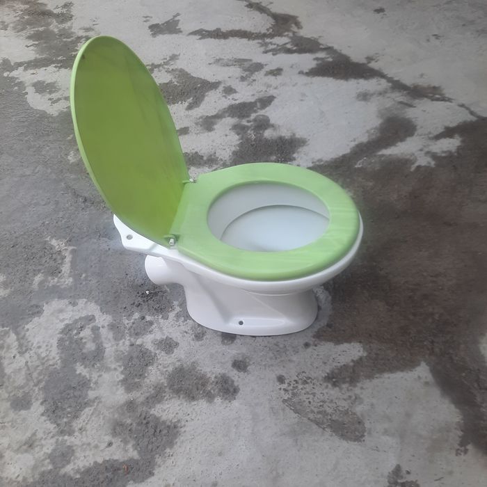 Унитаз с крышкой