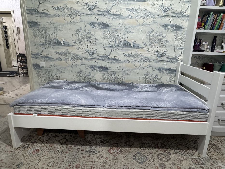 Кровать с матрасом, полуторка