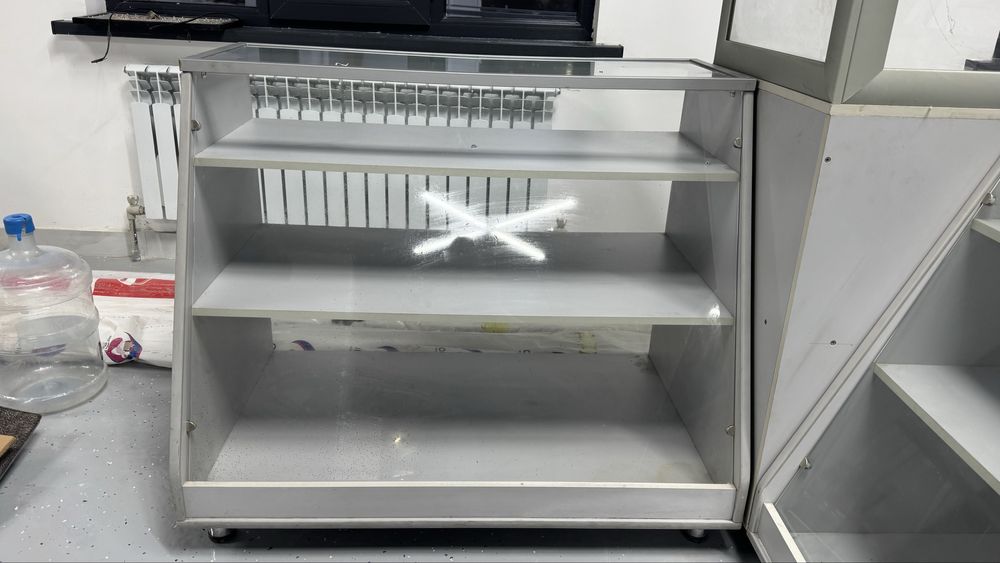 Продается стеклянный витрина