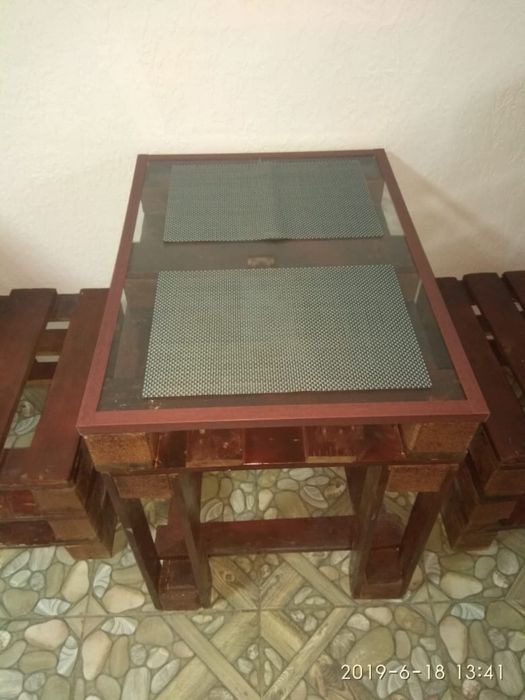 Деревяные столы и скамейки.