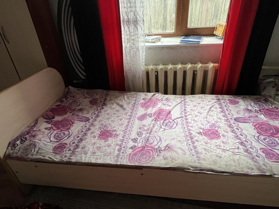 кровать в хорошим состояние.