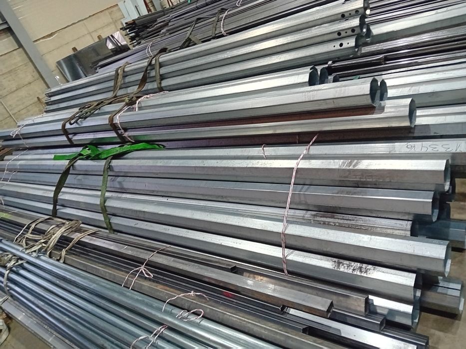 Stâlpi de iluminat  hexagon  6m