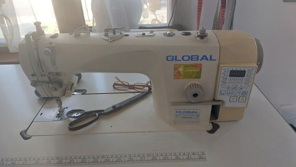 Masina de cusut electrica.