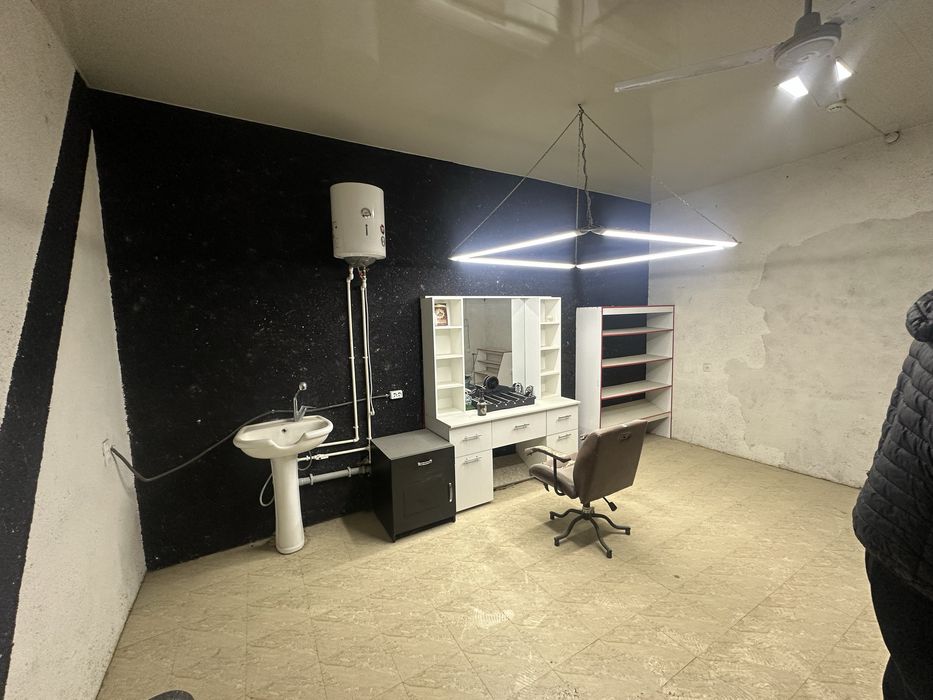 Salon arendaga beraman narxini kelishamiz tel qililar
