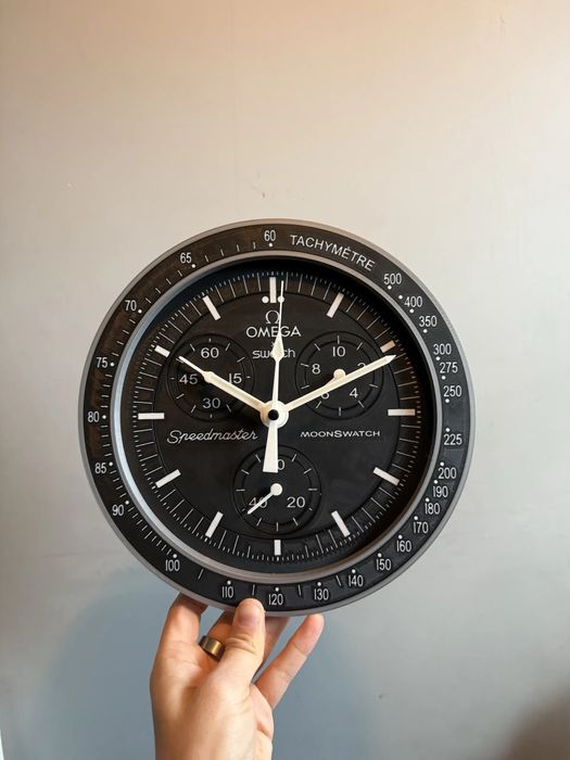 Стенен часовник Omega Speedmaster MoonSwatch