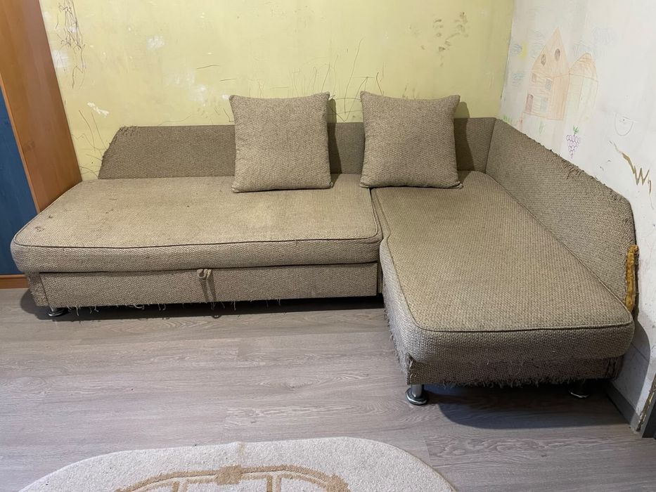 Продам шкафы,диван,комоды