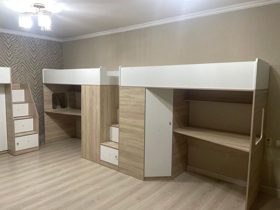 Детская кровать вместе шкафом.