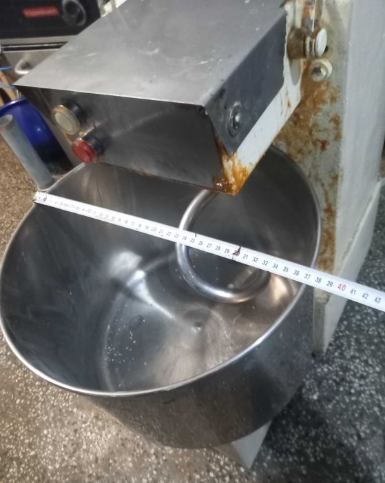 Професионална Тестомесачка 20л трифазна.