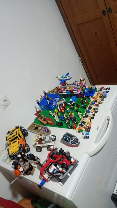 Vând 100 omuleți lego se pot da și separat