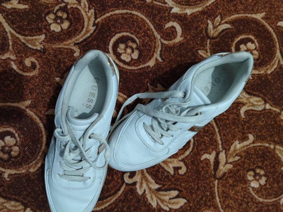 Adidași sport Guess