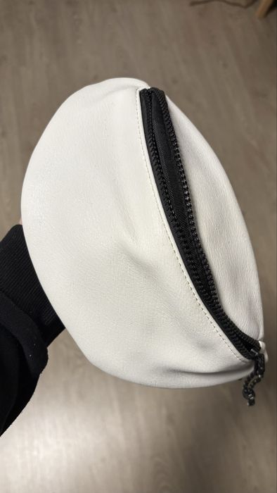 Чанта на Bershka тип бананка