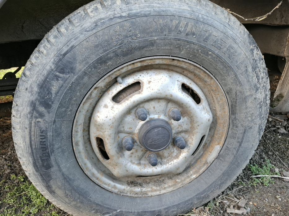 Autoutilitara Ford si Mecedes