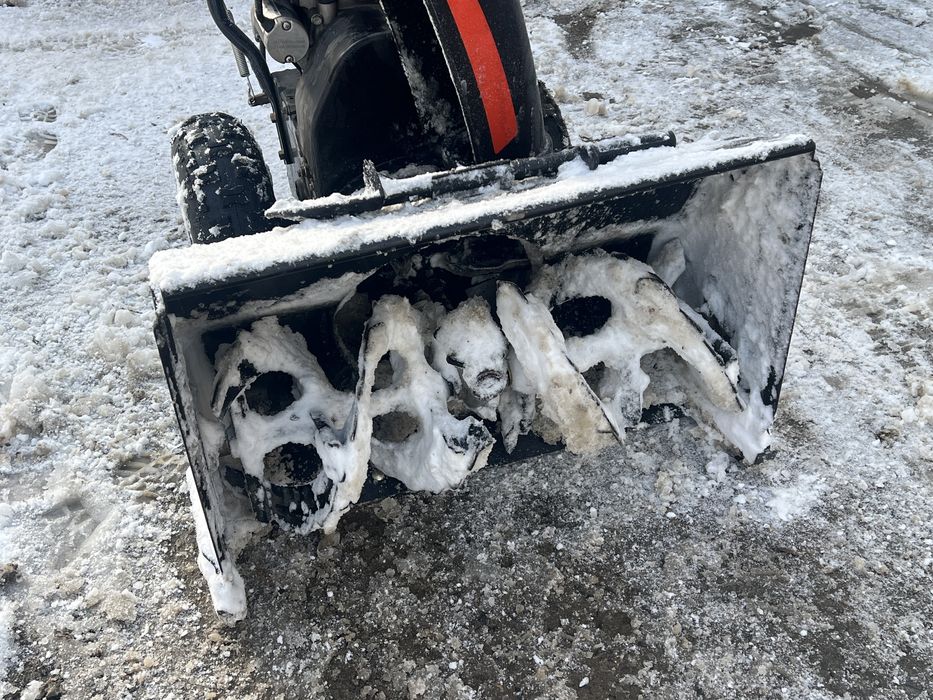 Servicii dezapezire trotuare, curti interioare, alei, intranduri