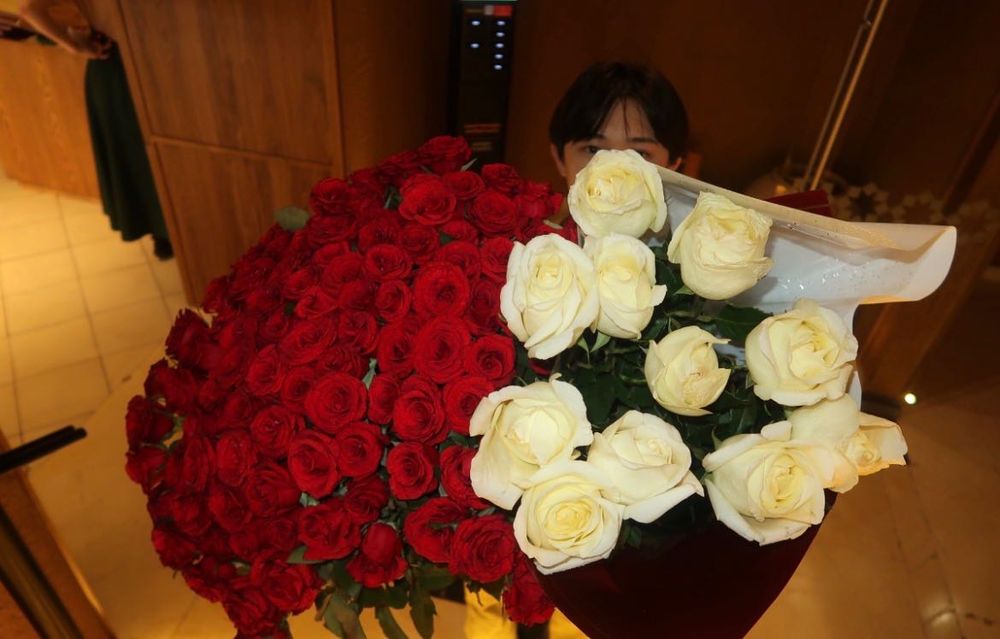 101 роза и белые розы в подарок всего за 9500 тг