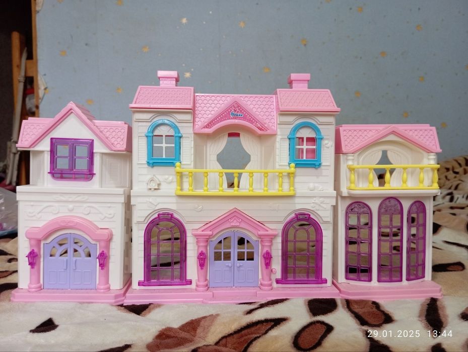 Продам игрушечный домик для девочек.