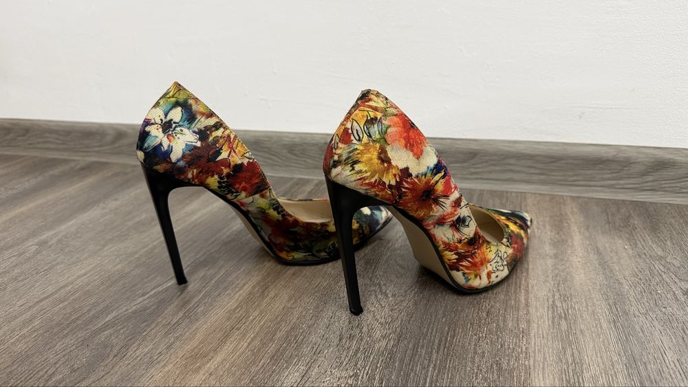 Pantofi stiletto
