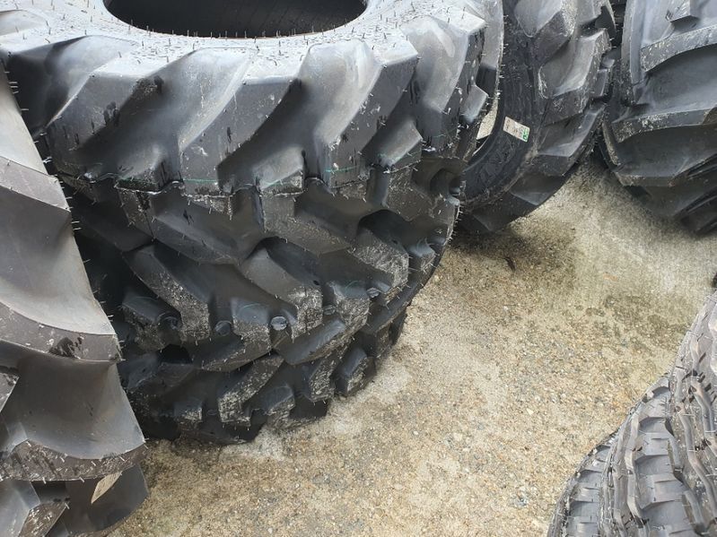 12.5/80-18 Anvelope noi pentru buldo pe fata Komatsu de la BKT RXYT