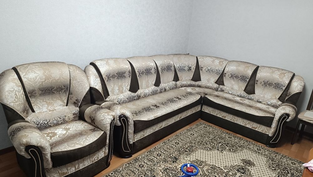 Угловой диван в зал