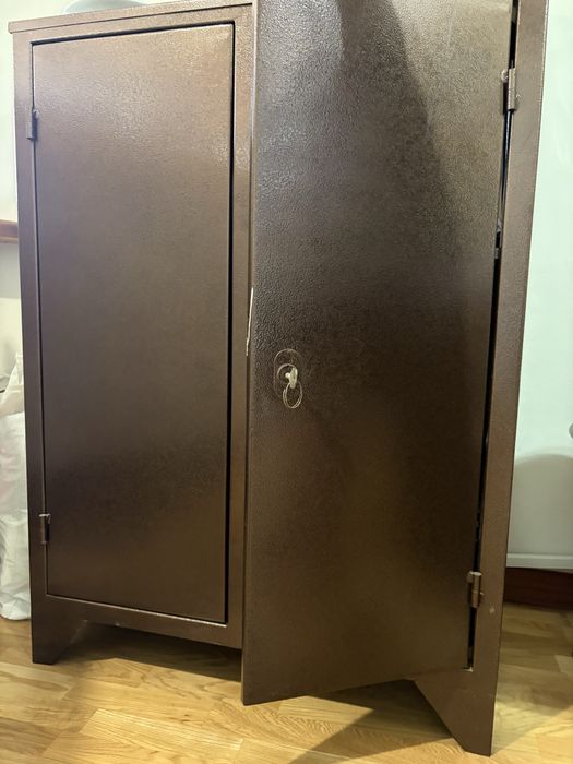 Метталический сейф