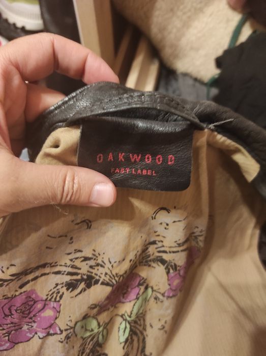 Vand geaca de piele neagra in stare buna